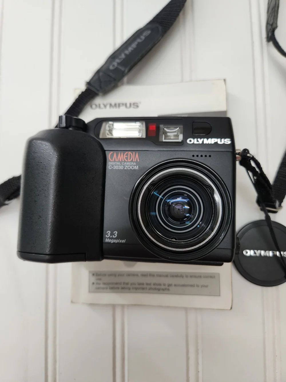 Vintage Olympus Camedia C-3030 Zoom 3.3MP Digital Camera with Manual & Strap​